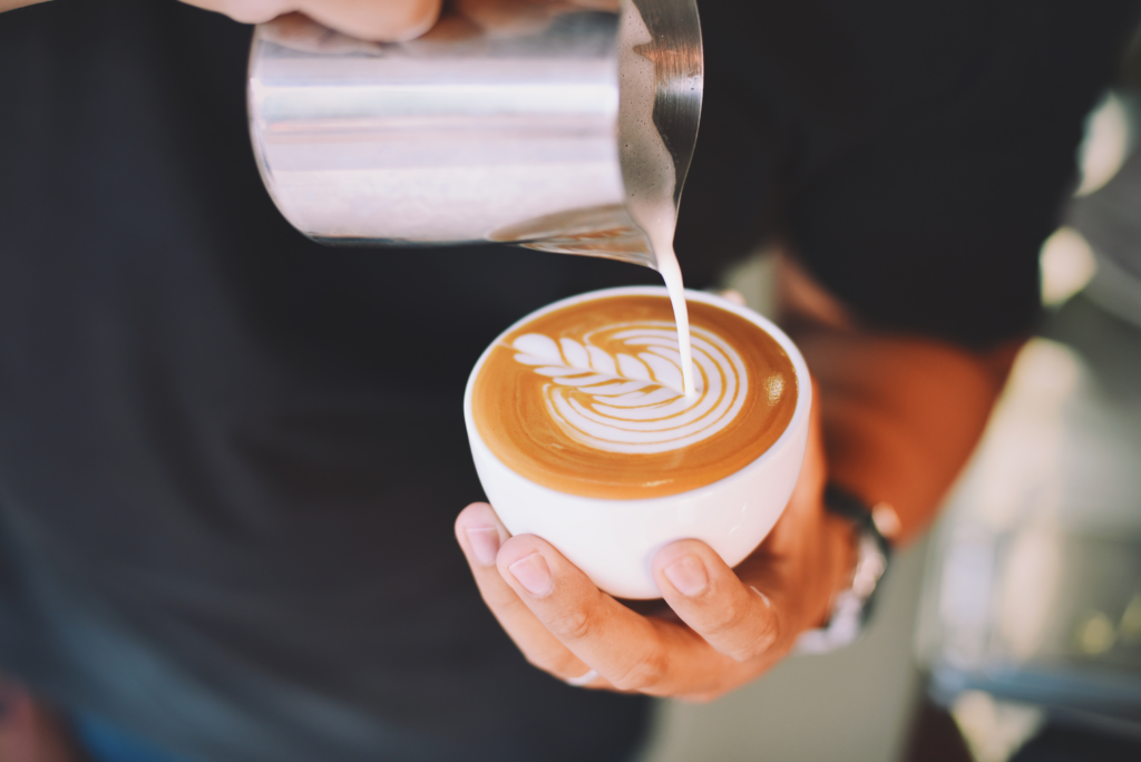 Café com leite engorda? Qual é a quantidade certa para você!