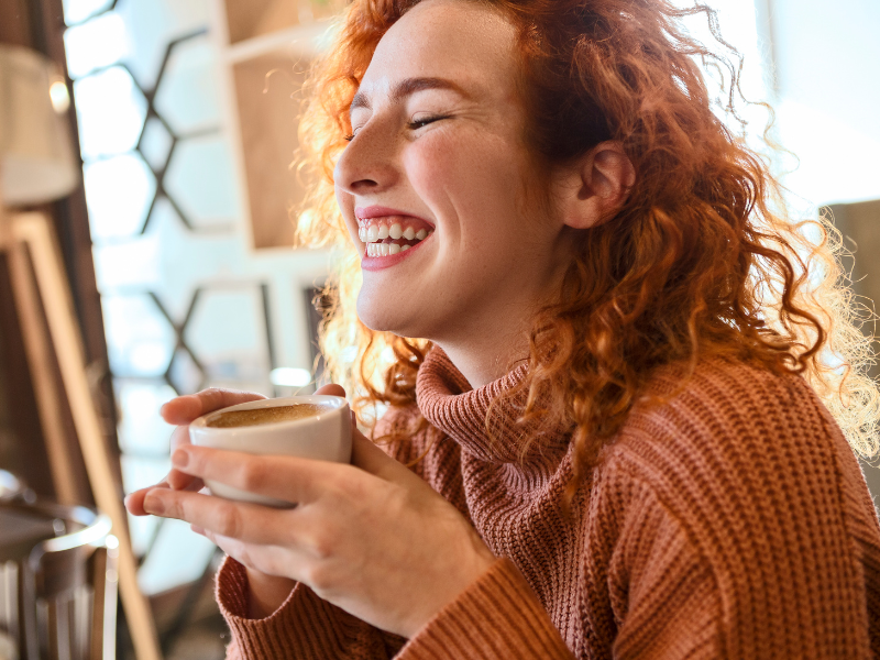 Café amarela os dentes? Veja como protegê-los das manchas