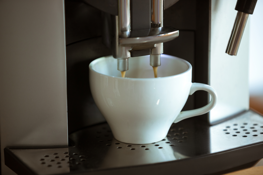 Cafeteira que pode colocar leite: conheça os 7 melhores modelos