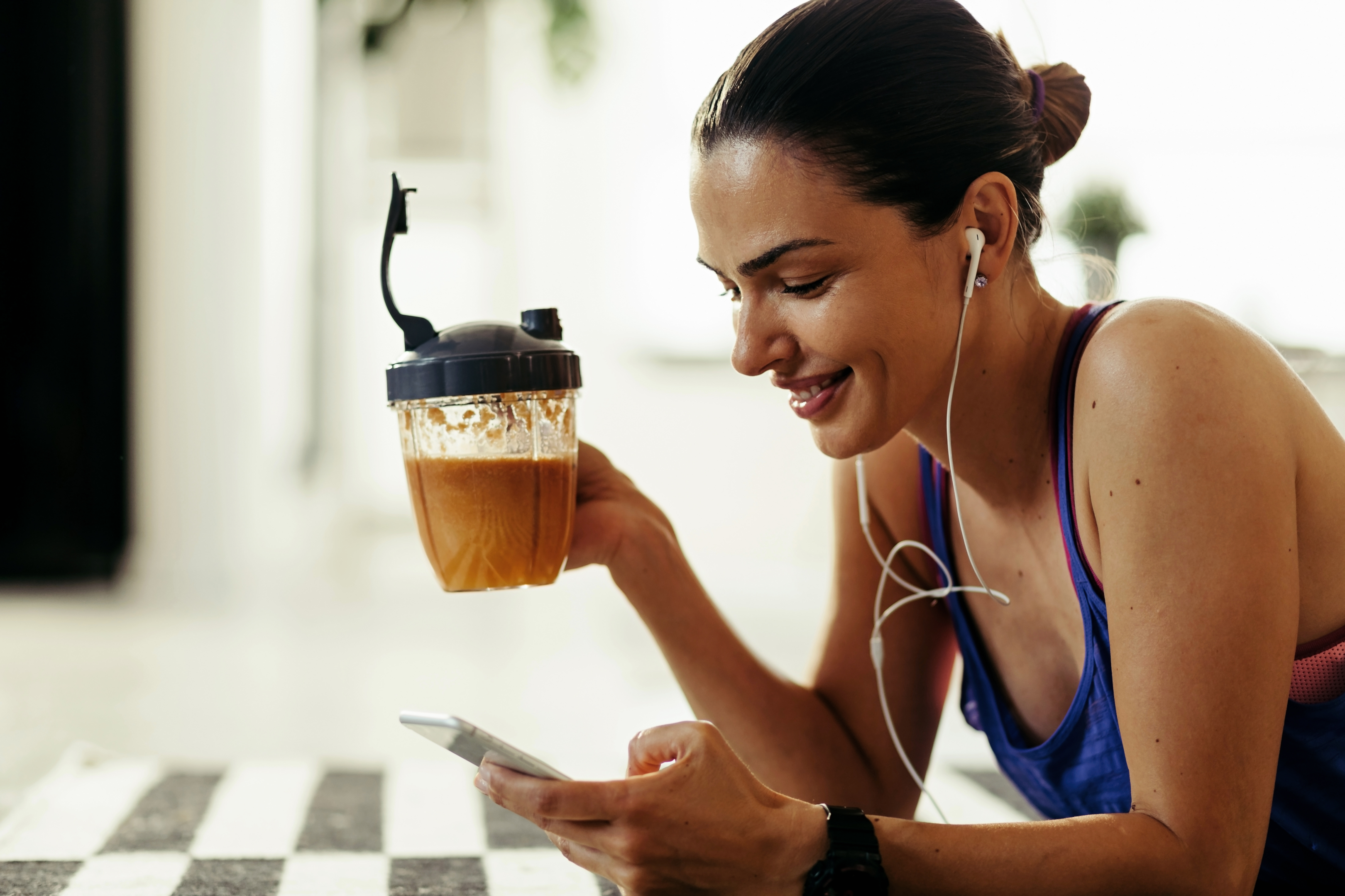 Mulher com bebida a base de cafeína. Fonte: Freepik