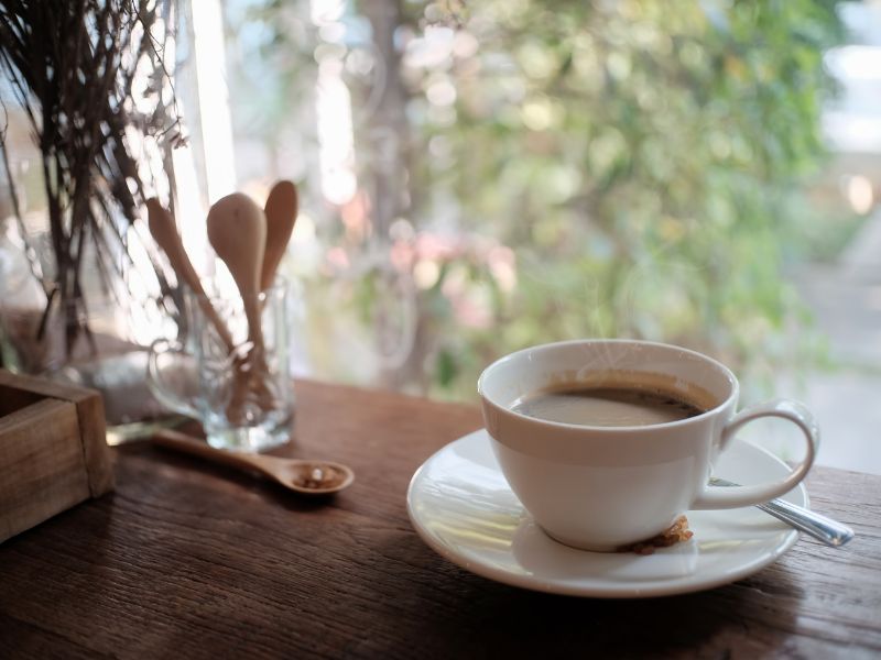 Xícara de café americano. Foto: chorruangsak - Canva